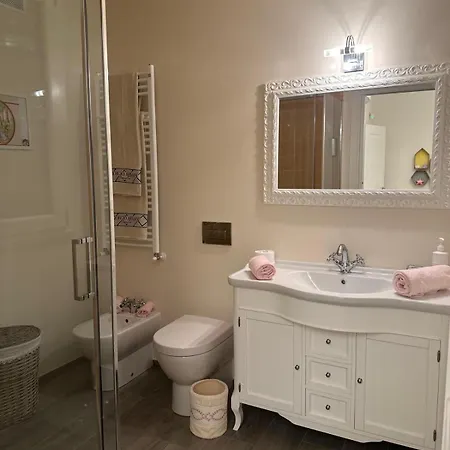 Villino Lavinia 빌라 마리아나디피에트라산타